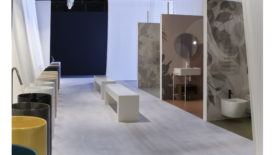 The caption for the photo should read “SIMAS won the special mention for the ADI Booth Design Award 2024 at Cersaie”.